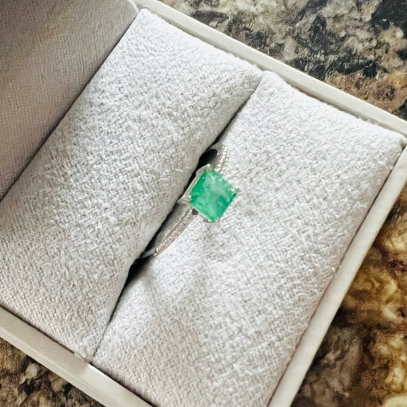 NEW Genuine Emerald Ring 14K White Gold Band Size 7 - Picture 3 of 8